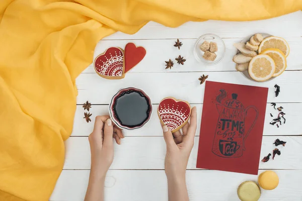 Menina beber chá com biscoitos — Fotografia de Stock