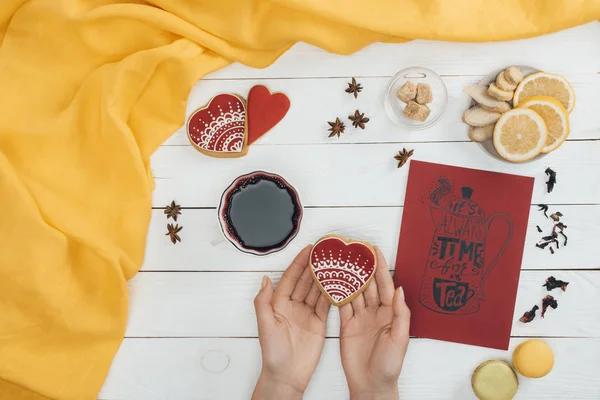 Heart shaped cookie in hands — Free Stock Photo