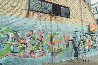 Renkli grafiti bina boyama adam düşük Bölüm görünümü