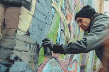 erkek sokak sanatçı renkli grafiti duvar boyama