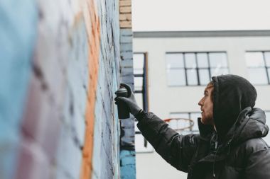 adam renkli grafiti duvar boyama