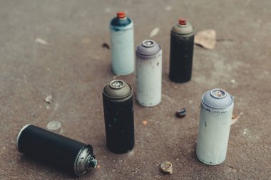 kutular için grafiti asfalt üzerinde renkli sprey boya ile