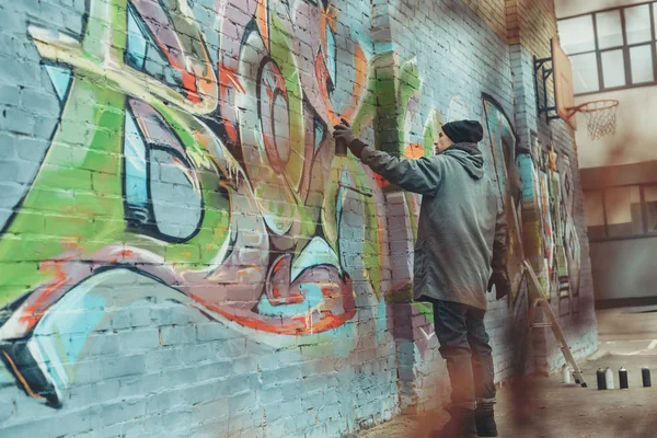 Straßenkünstler Malt Bunte Graffiti Wand — Stockfoto