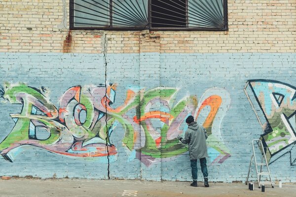 назад вид человека живопись красочные граффити на стене
