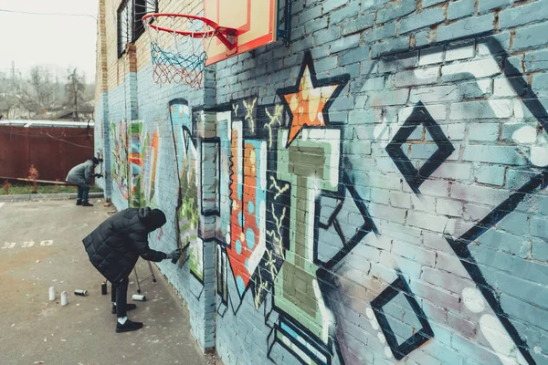 Artista Callejero Masculino Pintando Graffiti Colorido Pared — Foto de Stock