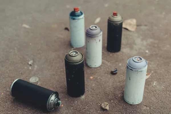 Cans Colorful Spray Paint Graffiti Asphalt — Stock Photo, Image
