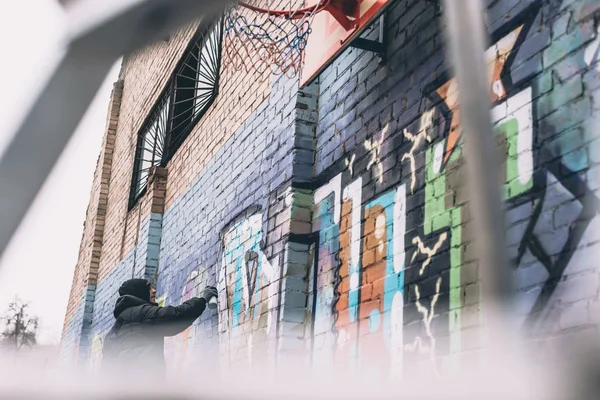 Селективный Фокус Уличного Художника Рисующего Красочные Граффити Стене — Бесплатное стоковое фото