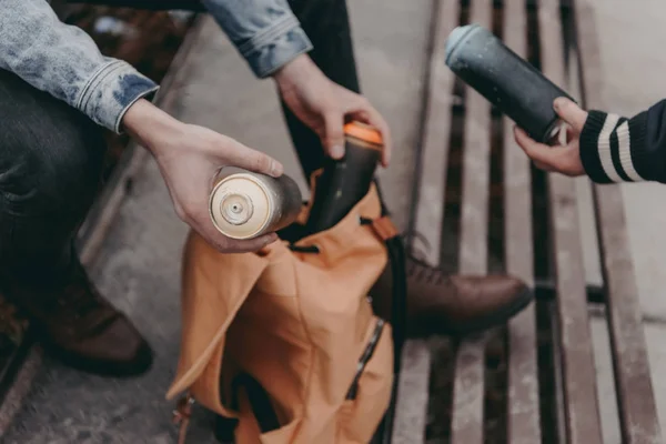 Vista Cortada Artistas Rua Levando Latas Com Tinta Spray Mochila — Fotografia de Stock