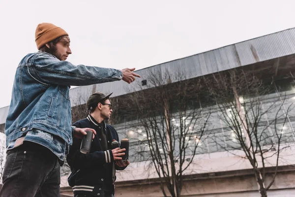 Mannelijke Straatartiesten Holding Blikjes Met Verf Wijzen Gebouw — Stockfoto