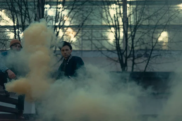 Jóvenes Artistas Callejeros Con Bomba Humo Ciudad — Foto de Stock