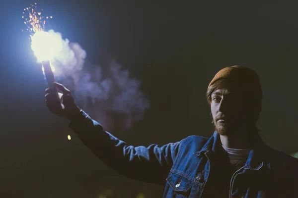 Homem Segurando Bomba Fumaça Com Faíscas Noite — Fotografia de Stock