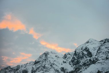 güzel karlı dağlarda günbatımı havada, Avusturya