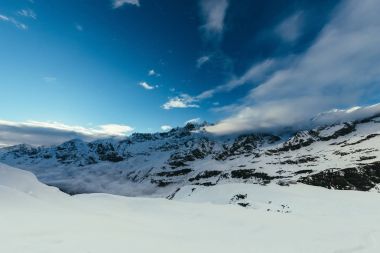 güzel dağlar manzara küçük bulutlar, Avusturya ile mavi gökyüzü altında