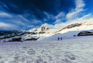 Sakin dağlar manzara karda, Avusturya yürüyen turist ile mavi gökyüzü altında