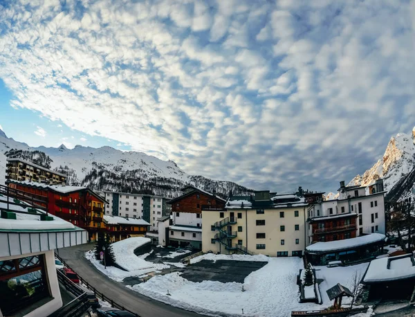 Belle Ville Autrichienne Dans Les Montagnes Enneigées — Photo