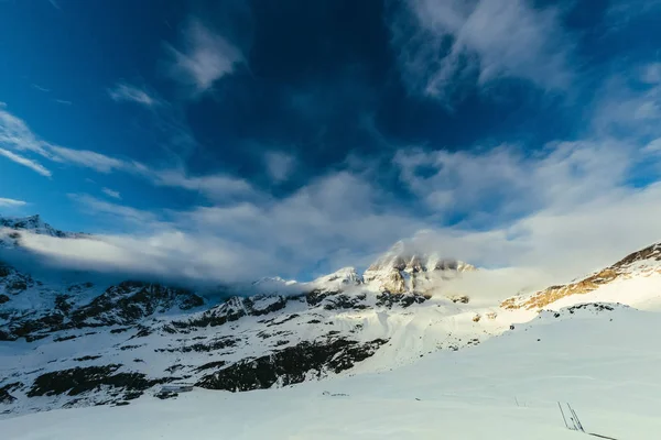 Tiché Zasněžené Hory Krajina Modrou Oblohu Rakousko — Stock fotografie