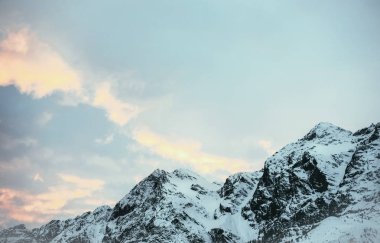 Sakin dağlar manzara mavi alacakaranlık gökyüzü, Avusturya altında