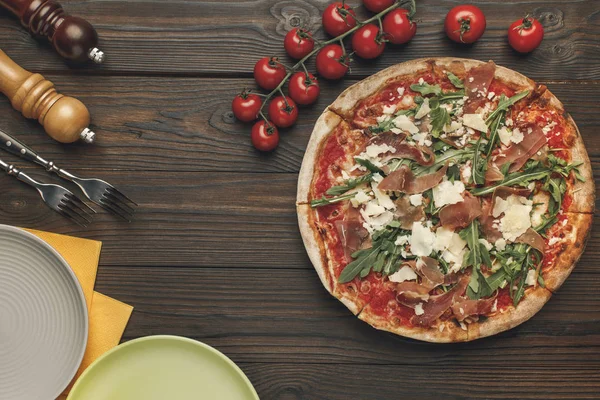 Leigos Planos Com Pizza Italiana Arranjada Talheres Tomates Cereja Superfície — Fotografia de Stock