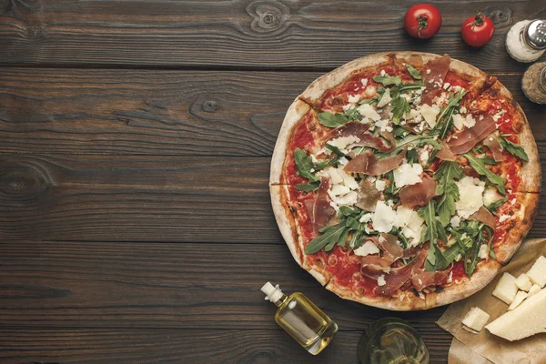 Vista Superior Pizza Italiana Caseira Arranjada Azeite Tomate Cereja Queijo — Fotografia de Stock