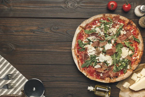 Flat Lay Med Ordnade Italiensk Pizza Bestick Och Olika Ingredienser — Stockfoto
