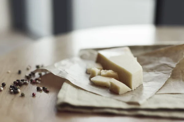 Vista Cerca Queso Pimienta Mesa Madera — Foto de stock gratis