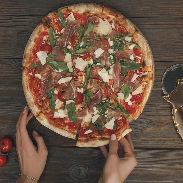 Delvis Skymd Utsikt Över Kvinnan Håller Italiensk Pizza — Stockfoto