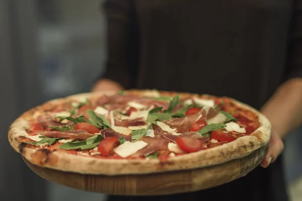 Yapımı Pizza Ahşap Tahta Üzerinde Tutan Kadın Görünümünü Kapat — Stok fotoğraf