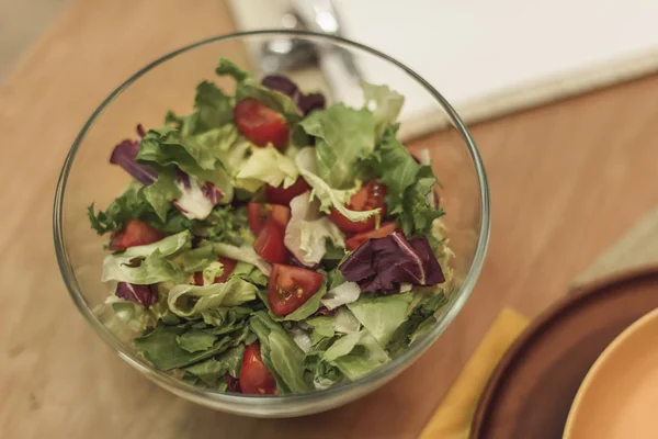 Primer Plano Vista Ensalada Verduras Frescas Tazón Mesa — Foto de stock gratis