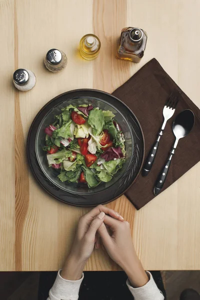 Tiro Recortado Manos Femeninas Ensalada Tazón Especias Cubiertos Mesa Madera — Foto de Stock