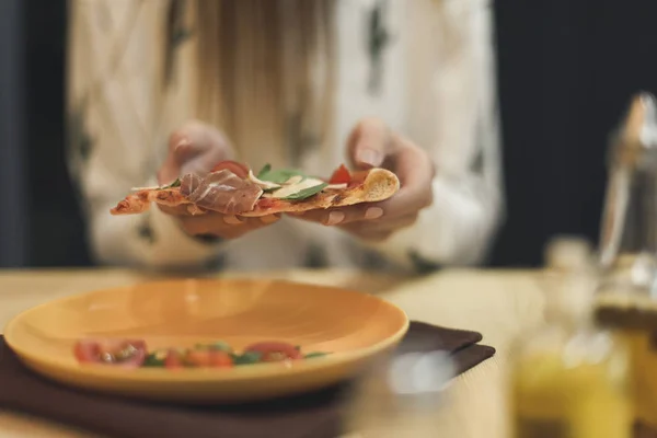 Vedere Parțială Femeii Care Deține Bucată Pizza Italiană Mâini — Fotografie, imagine de stoc