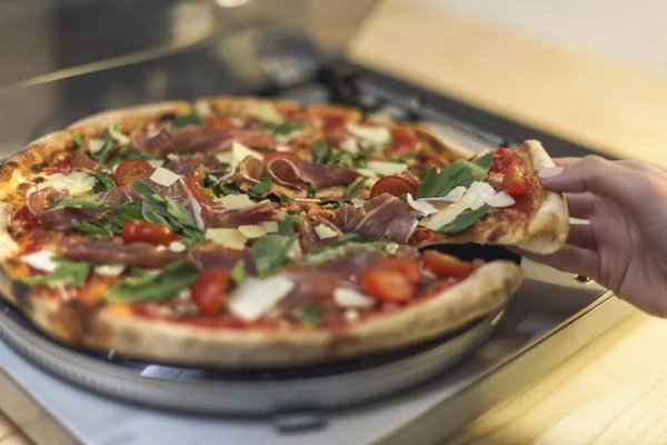 Kadın Alarak Parça Talyan Pizza Kısmi Görünümünü Vinil Plak Çalar — Stok fotoğraf