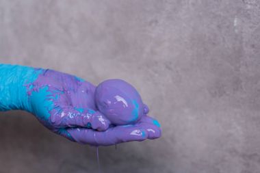 Yumurta tutuyor Paint'te eldiven el