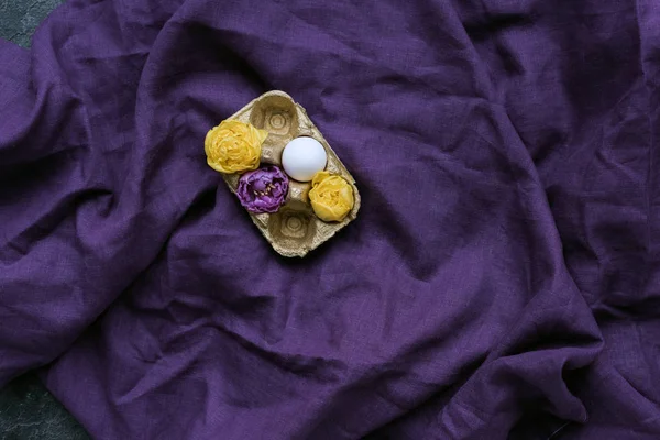 Tavuk Yumurta Tekstil Zemin Üzerine Karton Çiçek — Stok fotoğraf