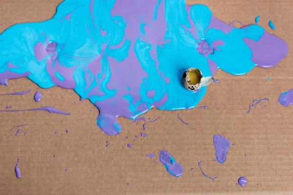Broken Quail Egg Paint Cardboard Background — Free Stock Photo