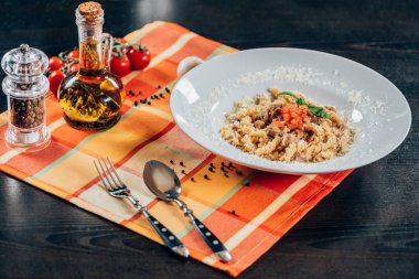 kavrulmuş domuz eti ve zeytin yağı tablo ile lezzetli makarna