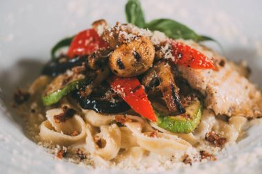 gurme vejetaryen makarna ızgara sebzeler ve parmesan peyniri ile  