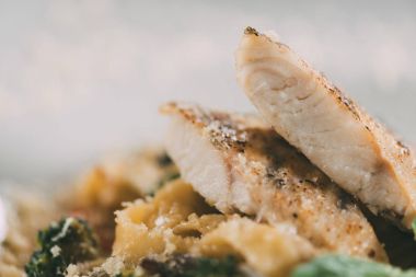 lezzetli makarna pike levrek fileto ve parmesan peyniri ile yakından görmek   