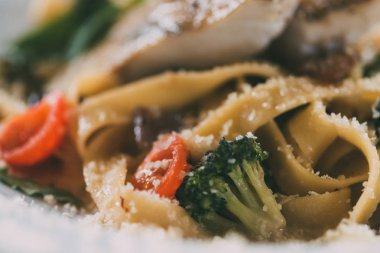 seçici odak gurme makarna pike ile levrek fileto, sebze ve parmesan peyniri  