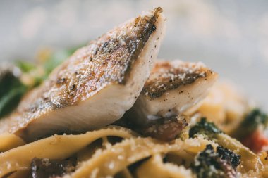 lezzetli makarna pike levrek fileto, sebze ve parmesan peyniri ile  