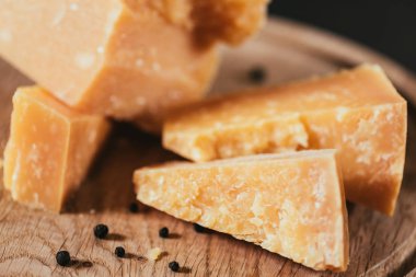 lezzetli parmesan peyniri karabiber ile ahşap kesme tahtası üzerinde görmek
