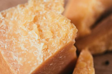 lezzetli parmesan peyniri ahşap kesme tahtası üzerinde görmek