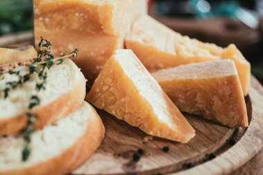 lezzetli parmesan peyniri ve dilim baget yakından görmek ahşap kesme tahtası üzerinde 