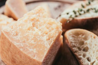 ahşap kesme tahtası üzerinde yakın çekim görünümü taze ekmek dilimleri ve gurme parmesan peyniri 