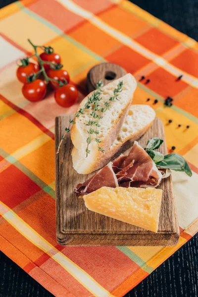 Vergrote Weergave Van Gesneden Stokbrood Vlees Parmezaanse Kaas Houten Snijplank — Gratis stockfoto