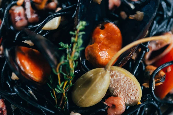 イカ墨 イカとタコとムール貝のおいしいスパゲッティのクローズ アップ ビュー — ストック写真