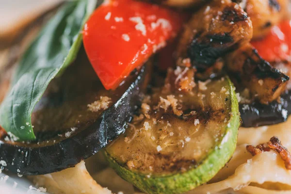 Vergrote Weergave Van Smakelijke Vegetarische Pasta Met Gegrilde Groenten — Stockfoto