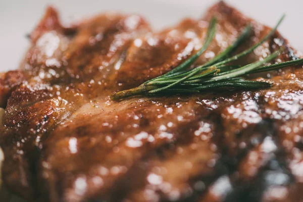 Close View Gourmet Juicy Grilled Beef Steak Rosemary — Foto Stok Gratis