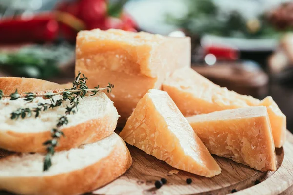 Vista Cerca Baguette Rodajas Delicioso Queso Parmesano Tabla Cortar Madera —  Fotos de Stock