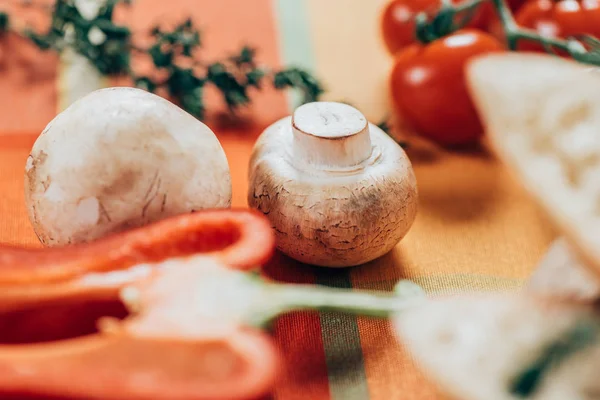 신선한 버섯과 테이블에 토마토의 선택적 — 스톡 사진