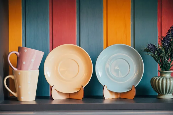 Vista Cerca Platos Tazas Vacías Decorativas Cerca Pared Colorida Restaurante — Foto de Stock